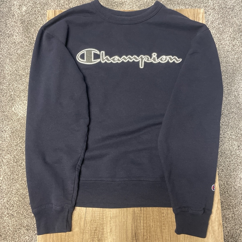 Vintage Champion Men's Navy Blue Sweater